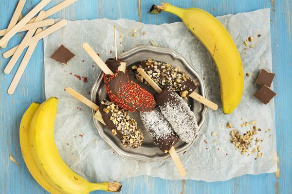 frozen banana popsicles