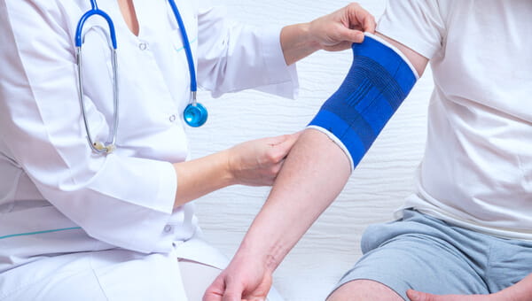 Medical provider fitting a splint on a patient