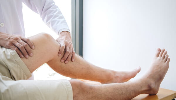 doctor holding a patients knee